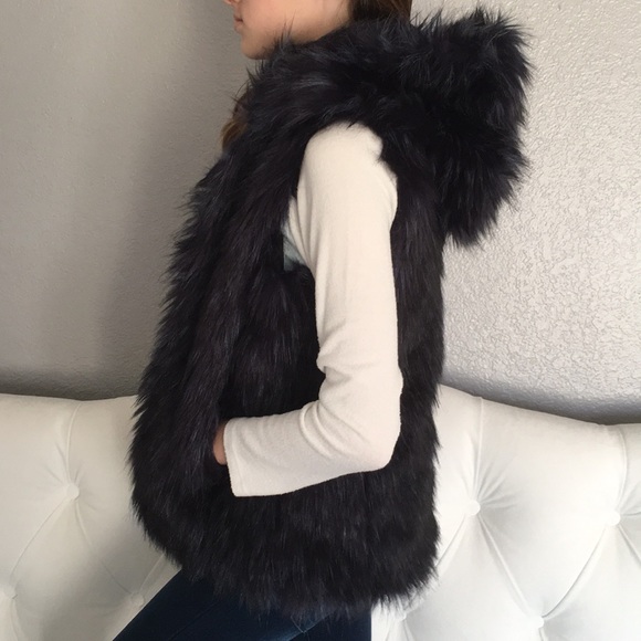 Girls faux fur hooded vest - Picture 4 of 8